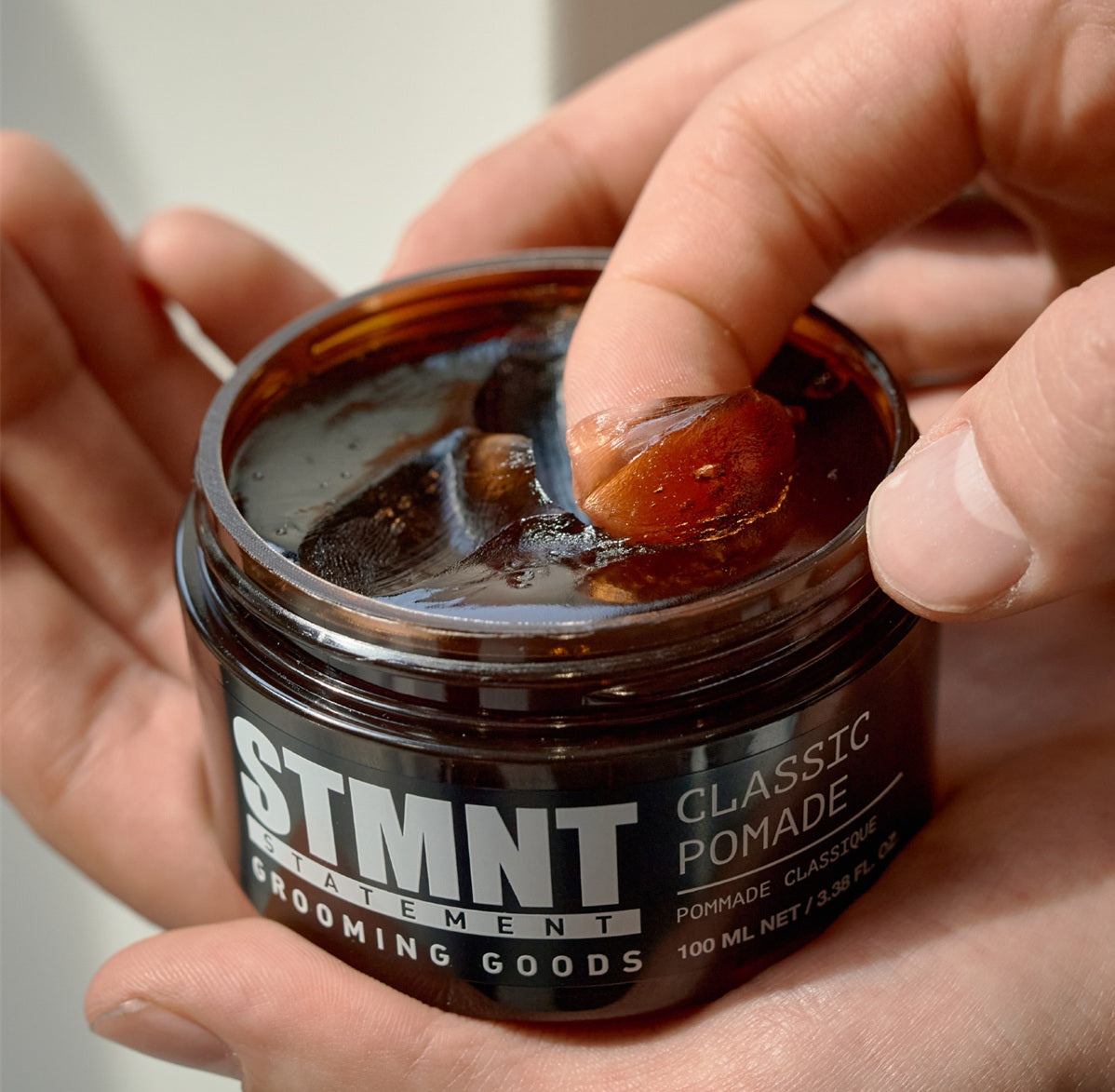 STMNT Classic Pomade 100ml – Fixare flexibilă, control puternic și luciu natural, cu spălare ușoară și parfum sofisticat