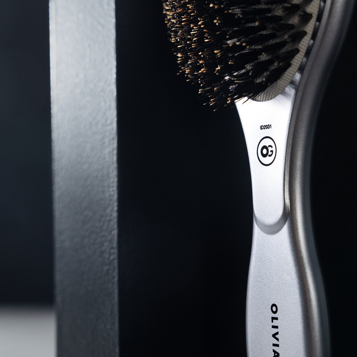 Perie profesională Olivia Garden Expert Care Oval Silver cu peri naturali de mistreț pentru strălucire și îngrijire