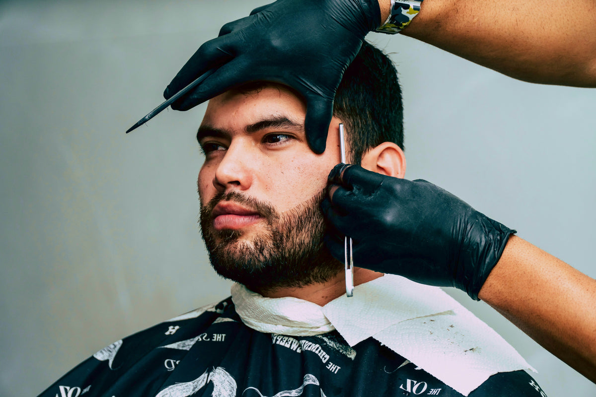 Mașina de Contur: ce face, prin ce diferă de mașina de tuns și cum o alegi pentru salon
