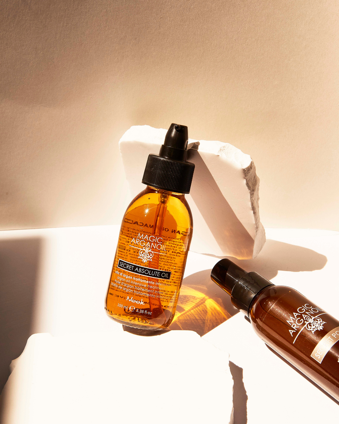 Ulei de păr Nook Magic Arganoil Secret Absolute Oil 100 ml prezentare artistică pe fundal luminos

