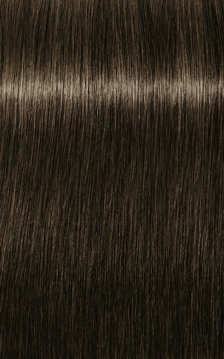 Nuanță de păr brun închis cu reflexii reci și textură naturală, ideală pentru o colorare profundă și elegantă