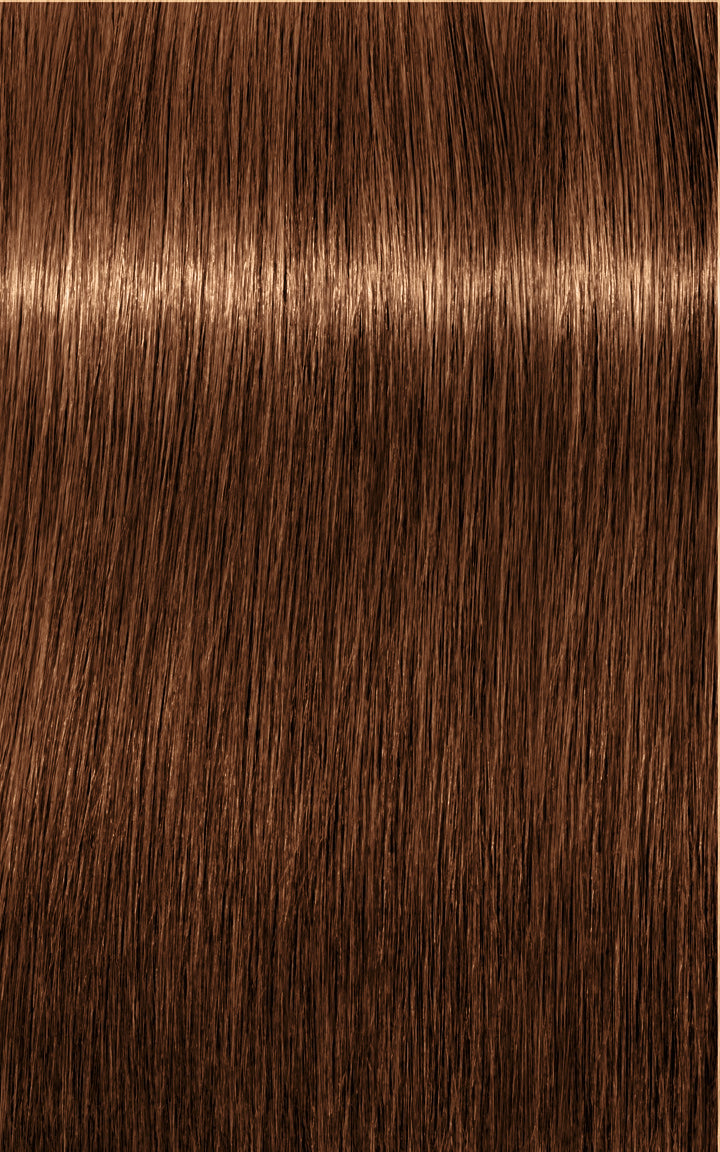 Nuanță de păr castaniu cald cu reflexii aurii și aspect mătăsos, perfectă pentru un look luminos și natural