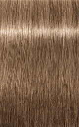 Nuanță de păr șaten deschis cu tonuri reci și strălucire naturală, ideală pentru colorare profesională