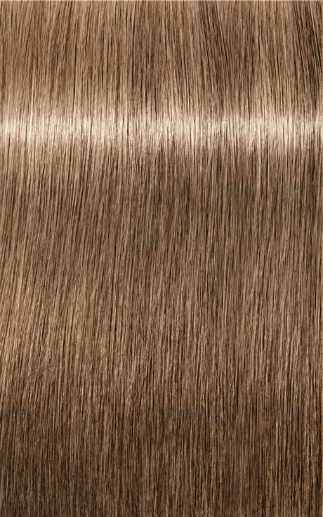 Nuanță de păr șaten deschis cu tonuri reci și strălucire naturală, ideală pentru colorare profesională