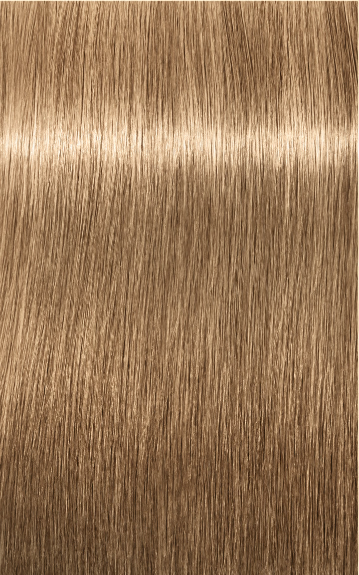 Nuanță de păr blond închis cu reflexii bej și luciu natural, ideală pentru un aspect cald și rafinat