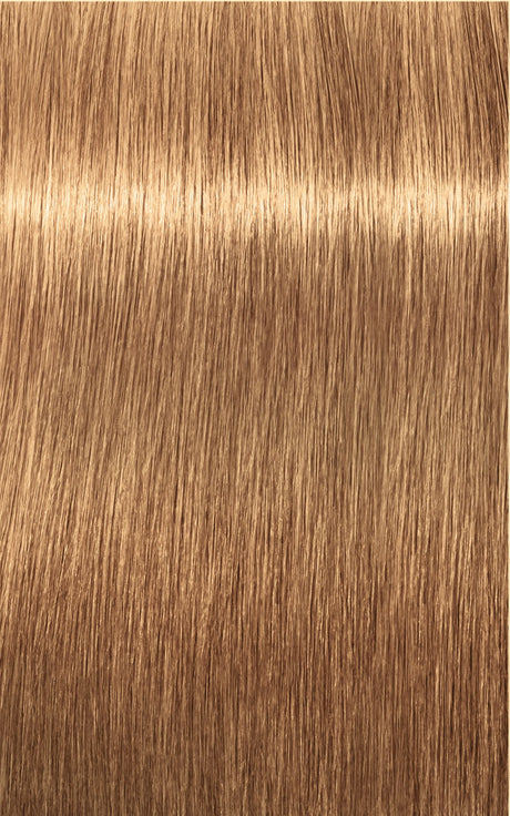 Șuviță de păr drept, în nuanța blond deschis cu reflexe calde aurii și luciu natural