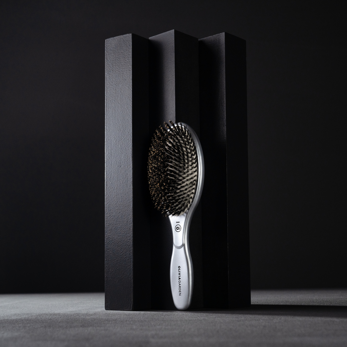 Perie profesională Olivia Garden Expert Care Oval Silver cu peri naturali de mistreț pentru strălucire și îngrijire