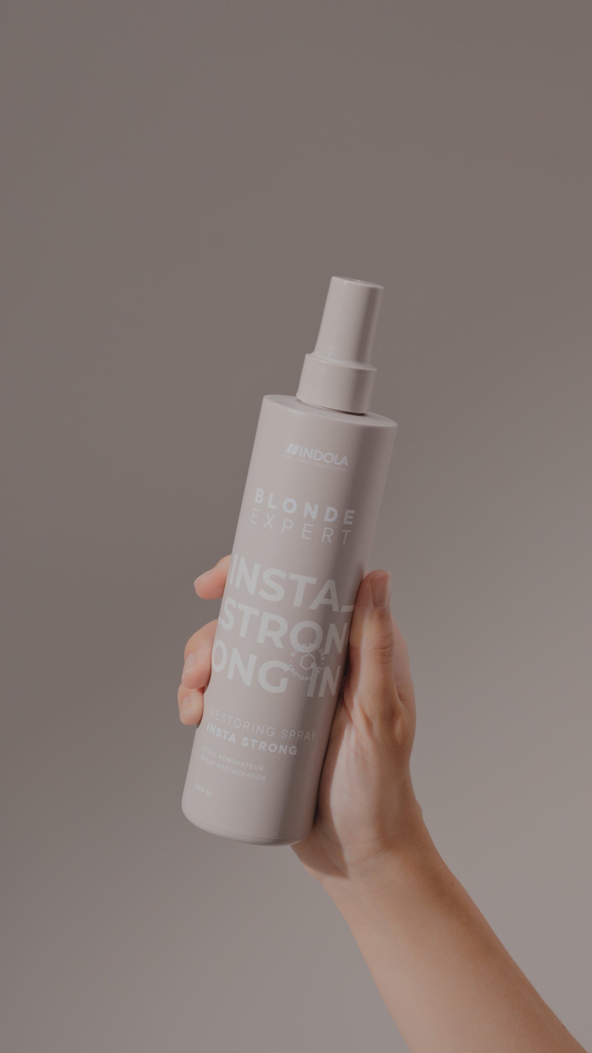 Indola Blonde Expert InstaStrong Spray 300ml – Spray Leave-in cu Tehnologie Bond pentru Păr Blond și Deteriorat, Protecție Termică până la 230°C și Strălucire Instantanee