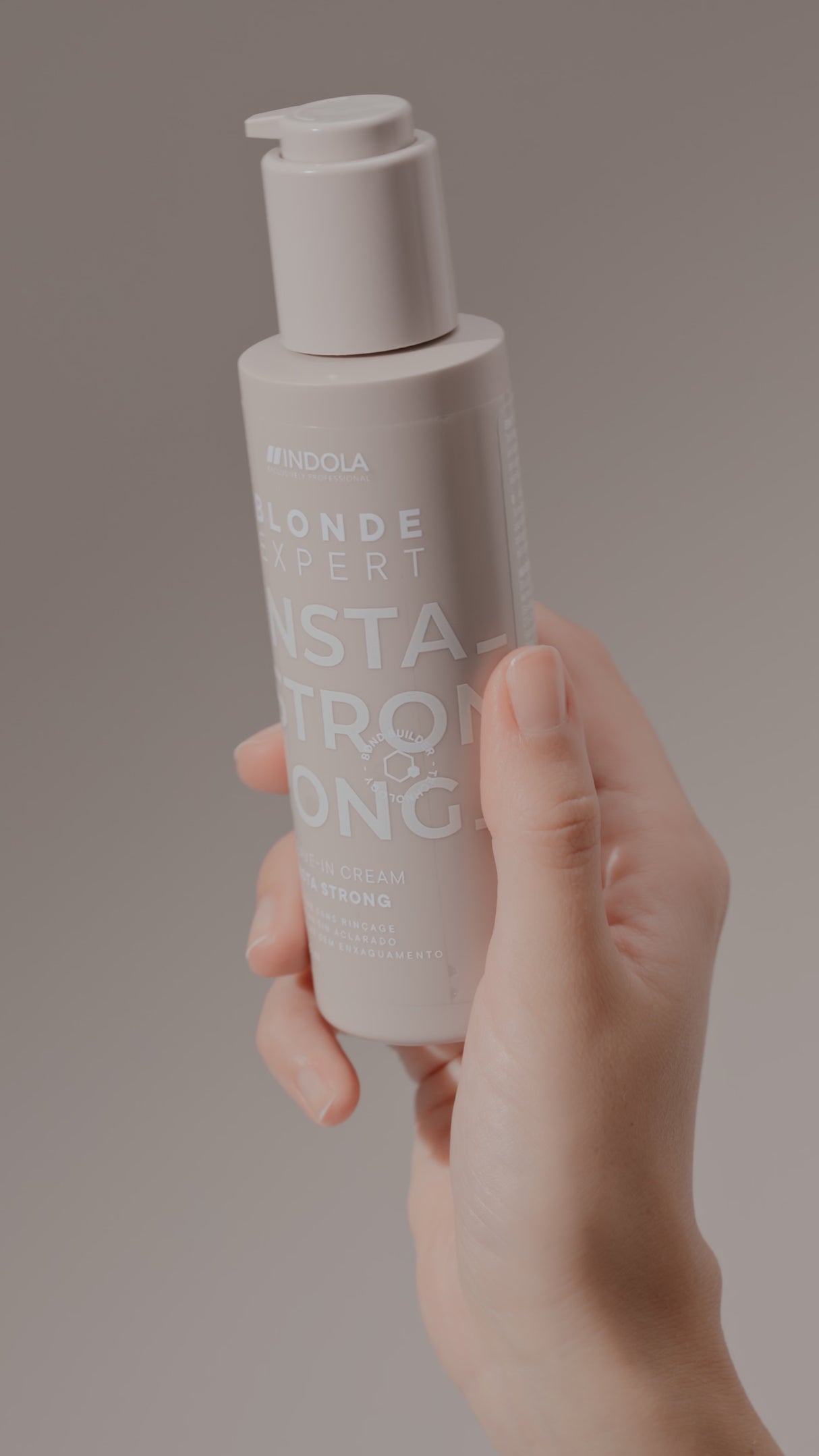 Indola Blonde Expert InstaStrong Leave-In Cream 145ml – Cremă fără clătire cu tehnologie Bond, protecție termică și întărire instantă pentru părul blond, sensibil sau tratat chimic